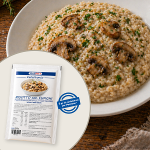 Risotto ai funghi keto su piatto bianco, preparato proteico low carb Medi-Diet KetoPronto senza glutine