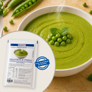 Vellutata di piselli keto cremosa in piatto bianco con piselli freschi, preparato proteico low carb Medi-Diet KetoPronto senza glutine