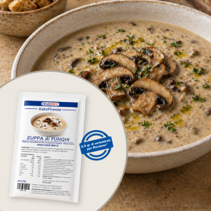 Zuppa cremosa ai funghi chetogenica con olio extravergine e erbe aromatiche, piatto low carb ideale per dieta chetogenica