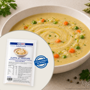 Zuppa di verdure keto cremosa in piatto bianco con ortaggi freschi, preparato proteico low carb Medi-Diet KetoPronto senza glutine